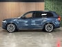 Volvo XC90 T8 AWD Recharge Ultra Dark | Luchtvering | Trekhaak | 360 Camera | Head-Up Display | Harman Kardon | 455pk | Adaptieve Cruise Control | Stoelverwarming voor+achter | Stuurwielverwarming | Schuifdak | Full LED Matrix Meesturende koplampen | Pilot Assist | BLIS Dode Hoek Detectie | Alcantara hemelbekleding | Lederen zonnekleppen en handgrepen | Elektrische voorstoelen geheugen | Nordico Quilted bekleding | Zitting verlenging voorstoelen | Lederen dashboard | 21 Inch | Google Infotainment | Keyless Drive | Privacy Glass | Elektrisch bedienbare achterklep | Geïntegreerd kinderzitje achterin | Geïntegreerde zongordijnen achterportieren | Verlichte instaplijsten | 7-Persoons | 4-Zone Climate Control | DAB Radio | Apple Carplay/Android Auto | Alarm Klasse III | Draadloos telefoon opladen | Volvo On Call met mobiele App functie | Denim Blue Metallic |