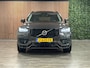 Volvo XC90 T8 AWD Recharge Ultra Dark | Luchtvering | Trekhaak | All Season banden | 360° Camera | Head-Up Display | Harman Kardon | 455pk | Adaptieve Cruise Control | Stoelverwarming voor+achter | Stuurwielverwarming | Schuifdak | Full LED Meesturende koplampen | Pilot Assist | BLIS Dode Hoek Detectie | Alcantara hemelbekleding | Lederen zonnekleppen en handgrepen | Elektrische voorstoelen geheugen | Nordico Lederen bekleding | Zitting verlenging voorstoelen | Lederen dashboard | 21 Inch | Google Infotainment | Keyless Drive | Privacy Glass | Elektrisch bedienbare achterklep | Geïntegreerd kinderzitje achterin | Geïntegreerde zongordijnen achterportieren | Verlichte instaplijsten | 7-Persoons | 4-Zone Climate Control | DAB Radio | Apple Carplay/Android Auto | Alarm Klasse III | Draadloos telefoon opladen | Volvo On Call met mobiele App functie | Platinum Grey Metallic |