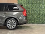Volvo XC90 T8 AWD Recharge Ultra Dark | Luchtvering | Trekhaak | All Season banden | 360° Camera | Head-Up Display | Harman Kardon | 455pk | Adaptieve Cruise Control | Stoelverwarming voor+achter | Stuurwielverwarming | Schuifdak | Full LED Meesturende koplampen | Pilot Assist | BLIS Dode Hoek Detectie | Alcantara hemelbekleding | Lederen zonnekleppen en handgrepen | Elektrische voorstoelen geheugen | Nordico Lederen bekleding | Zitting verlenging voorstoelen | Lederen dashboard | 21 Inch | Google Infotainment | Keyless Drive | Privacy Glass | Elektrisch bedienbare achterklep | Geïntegreerd kinderzitje achterin | Geïntegreerde zongordijnen achterportieren | Verlichte instaplijsten | 7-Persoons | 4-Zone Climate Control | DAB Radio | Apple Carplay/Android Auto | Alarm Klasse III | Draadloos telefoon opladen | Volvo On Call met mobiele App functie | Platinum Grey Metallic |