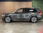 Volvo XC90 T8 AWD Recharge Ultra Dark | Luchtvering | Trekhaak | All Season banden | 360° Camera | Head-Up Display | Harman Kardon | 455pk | Adaptieve Cruise Control | Stoelverwarming voor+achter | Stuurwielverwarming | Schuifdak | Full LED Meesturende koplampen | Pilot Assist | BLIS Dode Hoek Detectie | Alcantara hemelbekleding | Lederen zonnekleppen en handgrepen | Elektrische voorstoelen geheugen | Nordico Lederen bekleding | Zitting verlenging voorstoelen | Lederen dashboard | 21 Inch | Google Infotainment | Keyless Drive | Privacy Glass | Elektrisch bedienbare achterklep | Geïntegreerd kinderzitje achterin | Geïntegreerde zongordijnen achterportieren | Verlichte instaplijsten | 7-Persoons | 4-Zone Climate Control | DAB Radio | Apple Carplay/Android Auto | Alarm Klasse III | Draadloos telefoon opladen | Volvo On Call met mobiele App functie | Platinum Grey Metallic |