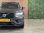 Volvo XC90 T8 AWD Recharge Ultra Dark | Luchtvering | Trekhaak | All Season banden | 360° Camera | Head-Up Display | Harman Kardon | 455pk | Adaptieve Cruise Control | Stoelverwarming voor+achter | Stuurwielverwarming | Schuifdak | Full LED Meesturende koplampen | Pilot Assist | BLIS Dode Hoek Detectie | Alcantara hemelbekleding | Lederen zonnekleppen en handgrepen | Elektrische voorstoelen geheugen | Nordico Lederen bekleding | Zitting verlenging voorstoelen | Lederen dashboard | 21 Inch | Google Infotainment | Keyless Drive | Privacy Glass | Elektrisch bedienbare achterklep | Geïntegreerd kinderzitje achterin | Geïntegreerde zongordijnen achterportieren | Verlichte instaplijsten | 7-Persoons | 4-Zone Climate Control | DAB Radio | Apple Carplay/Android Auto | Alarm Klasse III | Draadloos telefoon opladen | Volvo On Call met mobiele App functie | Platinum Grey Metallic |