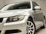 BMW 3-Serie 318i High Executive Automaat (YOUNGTIMER, SCHERM, AIRCO, LEDEREN SPORTSTOELEN, GETINT GLAS, TREKHAAK, NIEUWSTAAT)