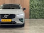 Volvo V60 T8 AWD Recharge Ultra Dark | Trekhaak | Schuifdak | 455pk | Head-Up Display | Harman Kardon | Adaptieve Cruise Control | Stoelverwarming voor+achter | Stuurwielverwarming | Full LED Meesturende koplampen | Parkeercamera | Pilot Assist | BLIS Dode Hoek Detectie | Elektrische voorstoelen geheugen | Lederen bekleding | Zitting verlenging voorstoelen | Lederen dashboard | 19 Inch | Google Infotainment | Keyless Drive | Parkeersensoren voor+achter | Privacy Glass | Elektrisch bedienbare achterklep | DAB Radio | Apple Carplay/Android Auto | Volvo On Call met mobiele App functie | Vapour Grey Metallic |