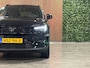 Volvo EX40 Single Motor Extended Range Ultra Black Ed. 82 kWh | Vol! | Trekhaak | Schuifdak | 360° Camera | Harman Kardon | Pixel LED koplampen meesturend | 100% SoH | Adaptieve Cruise Control | Bestuurdersstoel elektrisch geheugen | Stoel en Stuurwielverwarming | 20 Inch | Passagiersstoel elektrisch | Microtech / alcantara bekleding | Zitting verlenging voorstoelen | Pilot Assist | BLIS Dode Hoek Detectie | Warmtepomp | Google Infotainment | Keyless Drive | Verlichtingspack 2 | Parkeersensoren voor+achter | Privacy Glass | Elektrisch bedienbare achterklep | Breedstralers in voorbumper | Alarm Klasse III | Draadloos telefoon opladen | DAB Radio | Apple Carplay/Android Auto | Volvo On Call met mobiele App functie | Onyx Black Metallic |
