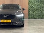 Volvo V60 T8 AWD Recharge Ultra Dark | Trekhaak | Schuifdak | 455pk | Head-Up Display | Harman Kardon | Adaptieve Cruise Control | Stoelverwarming voor+achter | Stuurwielverwarming | Full LED Meesturende koplampen | Parkeercamera | Pilot Assist | BLIS Dode Hoek Detectie | Elektrische voorstoelen geheugen | Lederen bekleding | Zitting verlenging voorstoelen | Lederen dashboard | 19 Inch | Google Infotainment | Keyless Drive | Parkeersensoren voor+achter | Privacy Glass | Elektrisch bedienbare achterklep | DAB Radio | Apple Carplay/Android Auto | Volvo On Call met mobiele App functie | Vapour Grey Metallic |