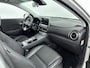 Hyundai Kona Electric EV PREMIUM 64 kWh | 3- FASE | NAVI | CLIMA | CRUISE | CAMERA | HUD | LEDER | STUUR- & STOELVERWARMING | WARMTEPOMP | PRIVACY GLASS | WLTP 481 KM! |