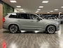 Volvo XC90 T8 AWD Recharge Ultra Dark | Luchtvering | Trekhaak | 360 Camera | Head-Up Display | Harman Kardon | 455pk | Adaptieve Cruise Control | Stoelverwarming voor+achter | Stuurwielverwarming | Schuifdak | Full LED Matrix Meesturende koplampen | Pilot Assist | BLIS Dode Hoek Detectie | Alcantara hemelbekleding | Lederen zonnekleppen en handgrepen | Elektrische voorstoelen geheugen | Nordico Quilted bekleding | Zitting verlenging voorstoelen | Lederen dashboard | 21 Inch | Google Infotainment | Keyless Drive | Privacy Glass | Elektrisch bedienbare achterklep | Geïntegreerd kinderzitje achterin | Geïntegreerde zongordijnen achterportieren | Verlichte instaplijsten | 7-Persoons | 4-Zone Climate Control | DAB Radio | Apple Carplay/Android Auto | Alarm Klasse III | Draadloos telefoon opladen | Volvo On Call met mobiele App functie | Vapour Grey Metallic |