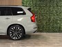 Volvo XC90 T8 AWD Recharge Ultra Dark | Luchtvering | Trekhaak | 360 Camera | Head-Up Display | Harman Kardon | 455pk | Adaptieve Cruise Control | Stoelverwarming voor+achter | Stuurwielverwarming | Schuifdak | Full LED Matrix Meesturende koplampen | Pilot Assist | BLIS Dode Hoek Detectie | Alcantara hemelbekleding | Lederen zonnekleppen en handgrepen | Elektrische voorstoelen geheugen | Nordico Quilted bekleding | Zitting verlenging voorstoelen | Lederen dashboard | 21 Inch | Google Infotainment | Keyless Drive | Privacy Glass | Elektrisch bedienbare achterklep | Geïntegreerd kinderzitje achterin | Geïntegreerde zongordijnen achterportieren | Verlichte instaplijsten | 7-Persoons | 4-Zone Climate Control | DAB Radio | Apple Carplay/Android Auto | Alarm Klasse III | Draadloos telefoon opladen | Volvo On Call met mobiele App functie | Vapour Grey Metallic |
