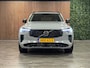 Volvo XC90 T8 AWD Recharge Ultra Dark | Luchtvering | Trekhaak | 360 Camera | Head-Up Display | Harman Kardon | 455pk | Adaptieve Cruise Control | Stoelverwarming voor+achter | Stuurwielverwarming | Schuifdak | Full LED Matrix Meesturende koplampen | Pilot Assist | BLIS Dode Hoek Detectie | Alcantara hemelbekleding | Lederen zonnekleppen en handgrepen | Elektrische voorstoelen geheugen | Nordico Quilted bekleding | Zitting verlenging voorstoelen | Lederen dashboard | 21 Inch | Google Infotainment | Keyless Drive | Privacy Glass | Elektrisch bedienbare achterklep | Geïntegreerd kinderzitje achterin | Geïntegreerde zongordijnen achterportieren | Verlichte instaplijsten | 7-Persoons | 4-Zone Climate Control | DAB Radio | Apple Carplay/Android Auto | Alarm Klasse III | Draadloos telefoon opladen | Volvo On Call met mobiele App functie | Vapour Grey Metallic |