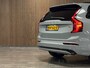 Volvo XC90 T8 AWD Recharge Ultra Dark | Luchtvering | Trekhaak | 360 Camera | Head-Up Display | Harman Kardon | 455pk | Adaptieve Cruise Control | Stoelverwarming voor+achter | Stuurwielverwarming | Schuifdak | Full LED Matrix Meesturende koplampen | Pilot Assist | BLIS Dode Hoek Detectie | Alcantara hemelbekleding | Lederen zonnekleppen en handgrepen | Elektrische voorstoelen geheugen | Nordico Quilted bekleding | Zitting verlenging voorstoelen | Lederen dashboard | 21 Inch | Google Infotainment | Keyless Drive | Privacy Glass | Elektrisch bedienbare achterklep | Geïntegreerd kinderzitje achterin | Geïntegreerde zongordijnen achterportieren | Verlichte instaplijsten | 7-Persoons | 4-Zone Climate Control | DAB Radio | Apple Carplay/Android Auto | Alarm Klasse III | Draadloos telefoon opladen | Volvo On Call met mobiele App functie | Vapour Grey Metallic |