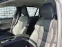 Volvo V60 2.0 B4 Plus Dark | Trekhaak | Navigatie | Apple Carplay | Android Auto | Stoelverwarming | Keyless Entry | Lederen Bekleding | Achteruitrijcamera | Parkeersensoren | Elektrisch Verstelbare Voorstoelen