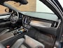 Volvo V90 T6 Recharge AWD R-Design Ultra Black | FaceLift | Pano | ILS Licht-Pakket | Comfort-Pakket | Parkeerassistent-Pakket |