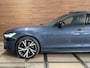 Volvo V90 T6 Recharge AWD R-Design Ultra Black | FaceLift | Pano | ILS Licht-Pakket | Comfort-Pakket | Parkeerassistent-Pakket |