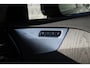 Volvo XC90 T8 Automaat Plug-in hybrid AWD Ultra Dark | Panoramadak | Luchtvering | Semi elektrische trekhaak | Voorstoelen verwarmbaar met massagefunctie | All Seasonbanden | Verwarmbaar stuurwiel+achterbank| Premium audio by Bowers & Wilkins | Headup display |
