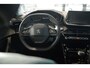 Peugeot 2008 1.2 130PK PureTech | Allure Pack | Achteruitrijcamera | 16 Inch LMV | Parkeersensoren achter | Dakrails | Half leder / stoffen bekleding | Achteruitrijcamera | Apple Carplay/Android Auto|telefoonintegratie premium | Armsteun voor