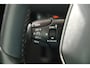 Peugeot 2008 1.2 130PK PureTech | Allure Pack | Achteruitrijcamera | 16 Inch LMV | Parkeersensoren achter | Dakrails | Half leder / stoffen bekleding | Achteruitrijcamera | Apple Carplay/Android Auto|telefoonintegratie premium | Armsteun voor