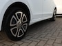 Volkswagen Up! 1.0 R-Line 60 pk | Climate control | Cruise control | Steunhaak | 16" Triangle | Camera