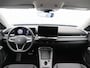 Volkswagen T-Roc 1.5 eTsi Life First Edition | Trekhaak | Stoel- & Stuurverwarming | Dodehoek detectie | Camera |