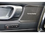 Volvo EX40 Performance Ultra 82 kWh - Panorama/schuifdak - IntelliSafe Assist & Surround - 360º Camera - Harman/Kardon audio - Verwarmde voorstoelen, stuur & achterbank - Parkeersensoren voor & achter - Elektr. bedienb. voorstoelen met geheugen links - Draadloze tel. lader - Warmtepomp - Extra getint glas - Elektr. inklapbare trekhaak - 19' LMV
