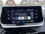 Peugeot 208 Benzine * Automaat * 100 Pk Style JXX-10-S. * Navigatie * Airco * Achteruitrij Camera * Cruise Control * Apple Carplay / Android Auto * L.M. Velgen * Vingerhoets; Vierde Generatie Eersteklas Service. Al meer dan 100 jaar een begrip in de Brabantse Kempen.