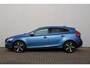 Volvo V40 T3 Automaat Polar+ Sport | Trekhaak | Panoramadak | Climate Control | Stoelverwarming | Parkeerverwarming | Volvo on Call | Harman Kardon Premium Audio | Parkeercamera | Parkeersensoren voor + achter | Keyless Entry