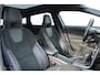 Volvo V40 T3 Automaat Polar+ Sport | Trekhaak | Panoramadak | Climate Control | Stoelverwarming | Parkeerverwarming | Volvo on Call | Harman Kardon Premium Audio | Parkeercamera | Parkeersensoren voor + achter | Keyless Entree