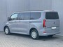 Volkswagen e-Transporter Caravelle 32 L1H1 Life 64 kWh Automaat / NIEUW/ Fabrieksgarantie tot 12-2027 / 8 Persoons / Stone Gray / Warmtepomp / Apple Carplay/Android Auto / Licht en zicht-pakket / Keyless entry / draadloze telefoonlader /