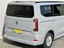 Volkswagen e-Transporter Caravelle 32 L1H1 Life 64 kWh Automaat 8 PERSOONS / garantie tot 12-2027 / WLTP 305 km / Stone Gray / Warmtepomp / Apple Carplay/Android Auto / Licht en zicht-pakket / Keyless entry / draadloze telefoonlader /