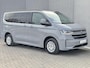Volkswagen e-Transporter Caravelle 32 L1H1 Life 64 kWh Automaat / NIEUW/ Fabrieksgarantie tot 12-2027 / 8 Persoons / Stone Gray / Warmtepomp / Apple Carplay/Android Auto / Licht en zicht-pakket / Keyless entry / draadloze telefoonlader /
