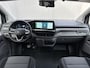 Volkswagen e-Transporter Caravelle 32 L1H1 Life 64 kWh Automaat / NIEUW/ Fabrieksgarantie tot 12-2027 / 8 Persoons / Stone Gray / Warmtepomp / Apple Carplay/Android Auto / Licht en zicht-pakket / Keyless entry / draadloze telefoonlader /