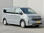 Volkswagen e-Transporter Caravelle 32 L1H1 Life 64 kWh Automaat 8 PERSOONS / garantie tot 12-2027 / WLTP 305 km / Stone Gray / Warmtepomp / Apple Carplay/Android Auto / Licht en zicht-pakket / Keyless entry / draadloze telefoonlader /