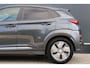 Hyundai Kona Electric EV Premium Sky 64 kWh | 98% soh! | Leer | Trekhaak | Camera | HUD | Stoelverwarming - Koeling | Adaptieve Cruise Control | Schuif / kanteldak