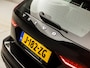Volvo V60 2.0 B3 Momentum Sport 177Pk Automaat (APPLE CARPLAY, GROOT NAVI, PARKEERSENSOREN, SPORTSTOELEN, DAKRAILS ZWART, LED KOPLAMPEN, NIEUWE APK, NIEUWSTAAT)