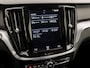 Volvo V60 2.0 B3 Momentum Sport 177Pk Automaat (APPLE CARPLAY, GROOT NAVI, PARKEERSENSOREN, SPORTSTOELEN, DAKRAILS ZWART, LED KOPLAMPEN, NIEUWE APK, NIEUWSTAAT)