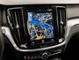 Volvo V60 2.0 B3 Momentum Sport 177Pk Automaat (APPLE CARPLAY, GROOT NAVI, PARKEERSENSOREN, SPORTSTOELEN, DAKRAILS ZWART, LED KOPLAMPEN, NIEUWE APK, NIEUWSTAAT)