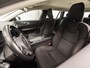 Volvo V60 2.0 B3 Momentum Sport 177Pk Automaat (APPLE CARPLAY, GROOT NAVI, PARKEERSENSOREN, SPORTSTOELEN, DAKRAILS ZWART, LED KOPLAMPEN, NIEUWE APK, NIEUWSTAAT)