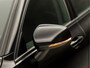 Volvo V60 2.0 B3 Momentum Sport 177Pk Automaat (APPLE CARPLAY, GROOT NAVI, PARKEERSENSOREN, SPORTSTOELEN, DAKRAILS ZWART, LED KOPLAMPEN, NIEUWE APK, NIEUWSTAAT)