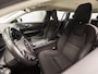 Volvo V60 2.0 B3 Momentum Sport 177Pk Automaat (APPLE CARPLAY, GROOT NAVI, PARKEERSENSOREN, SPORTSTOELEN, DAKRAILS ZWART, LED KOPLAMPEN, NIEUWE APK, NIEUWSTAAT)
