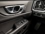 Volvo V60 2.0 B3 Momentum Sport 177Pk Automaat (APPLE CARPLAY, GROOT NAVI, PARKEERSENSOREN, SPORTSTOELEN, DAKRAILS ZWART, LED KOPLAMPEN, NIEUWE APK, NIEUWSTAAT)