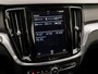 Volvo V60 2.0 B3 Momentum Sport 177Pk Automaat (APPLE CARPLAY, GROOT NAVI, PARKEERSENSOREN, SPORTSTOELEN, DAKRAILS ZWART, LED KOPLAMPEN, NIEUWE APK, NIEUWSTAAT)