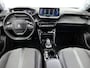 Peugeot e-2008 SUV EV Allure Pack 50 kWh 136pk | Accu SOH 92,6% | Navigatie | Achteruitrijcamera | 3D Cockpit | Stoelverwarming | Climate Control | Adaptieve Cruise Control | Parkeersensoren | Keyless start | Bluetooth | Apple CarPlay / Android Auto | DAB+ radio | Elektrisch inklapbare spiegels | Donker getint glas | 17" lichtmetalen velgen |