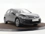 Volkswagen Golf 1.5 TSI 130pk Life · Apple/Android Car Play · ACC · Stuur- & Stoelverwarming · Trekhaak · Navigatie · Sfeerverlichting · 17"Velgen ·