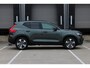 Volvo XC40 B4 Plus Dark | Panoramadak | Elektrisch Verstelbare Voorstoelen | Getint Glas Achter | Keyless | Elektrische Achterklep | Premium audio by Harman Kardon | Stoelverwarming | Stuurverwarming | Volvo UX Infotainment | Adaptieve Cruise Control | Pilot Assist | BLIS