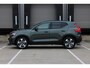 Volvo XC40 B4 Plus Dark | Panoramadak | Elektrisch Verstelbare Voorstoelen | Getint Glas Achter | Keyless | Elektrische Achterklep | Premium audio by Harman Kardon | Stoelverwarming | Stuurverwarming | Volvo UX Infotainment | Adaptieve Cruise Control | Pilot Assist | BLIS