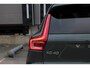 Volvo XC40 B4 Plus Dark | Panoramadak | Elektrisch Verstelbare Voorstoelen | Getint Glas Achter | Keyless | Elektrische Achterklep | Premium audio by Harman Kardon | Stoelverwarming | Stuurverwarming | Volvo UX Infotainment | Adaptieve Cruise Control | Pilot Assist | BLIS