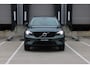 Volvo XC40 2.0 B4 Plus Dark | Panoramadak | Elektrisch Verstelbare Voorstoelen | Getint Glas Achter | 19 inch Lichtmetalen Velgen| Keyless | Elektrische Achterklep | Premium audio by Harman Kardon | Stoelverwarming | Stuurverwarming | Volvo UX Infotainment | Adaptieve Cruise Control | Pilot Assist | BLIS