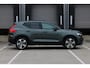 Volvo XC40 2.0 B4 Plus Dark | Panoramadak | Elektrisch Verstelbare Voorstoelen | Getint Glas Achter | 19 inch Lichtmetalen Velgen| Keyless | Elektrische Achterklep | Premium audio by Harman Kardon | Stoelverwarming | Stuurverwarming | Volvo UX Infotainment | Adaptieve Cruise Control | Pilot Assist | BLIS