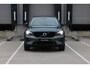 Volvo XC40 B4 Plus Dark | Panoramadak | Elektrisch Verstelbare Voorstoelen | Getint Glas Achter | Keyless | Elektrische Achterklep | Premium audio by Harman Kardon | Stoelverwarming | Stuurverwarming | Volvo UX Infotainment | Adaptieve Cruise Control | Pilot Assist | BLIS