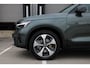 Volvo XC40 2.0 B4 Plus Dark | Panoramadak | Elektrisch Verstelbare Voorstoelen | Getint Glas Achter | 19 inch Lichtmetalen Velgen| Keyless | Elektrische Achterklep | Premium audio by Harman Kardon | Stoelverwarming | Stuurverwarming | Volvo UX Infotainment | Adaptieve Cruise Control | Pilot Assist | BLIS