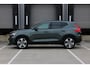 Volvo XC40 2.0 B4 Plus Dark | Panoramadak | Elektrisch Verstelbare Voorstoelen | Getint Glas Achter | 19 inch Lichtmetalen Velgen| Keyless | Elektrische Achterklep | Premium audio by Harman Kardon | Stoelverwarming | Stuurverwarming | Volvo UX Infotainment | Adaptieve Cruise Control | Pilot Assist | BLIS